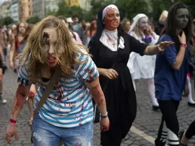  Para peserta memakai kostum ala Zombie saat Parade Zombie di Praha, Ceko, Sabtu (24/05/2014) (AFP PHOTO/Michal Cizek)