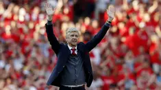 Pelatih Arsenal, Arsene Wenger, menyapa suporter saat perpisahan di Stadion Emirates (6/5/2018). Selama 22 tahun membesut Arsenal, Wenger telah mempersembahkan 17 gelar dan 704 Kemenangan. (AFP/Adrian Dennis)