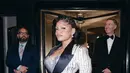 Halle Bailey mengenakan Coach tampilan yang terinspirasi dari Harlem Renaissance yang menampilkan jaket malam bergaris-garis berkerah tinggi dari wol biru tua dan krem ​​yang dibuat oleh @arturocastaneda_. Pakaian tersebut dihias dengan cermat dengan lebih dari 10.000 kristal pavé berwarna senada. Halle juga mengenakan sepatu hak platform berhias dengan kristal pavé dan kerudung penyaring yang dapat menyebar dengan berlian imitasi denim. [Coach]