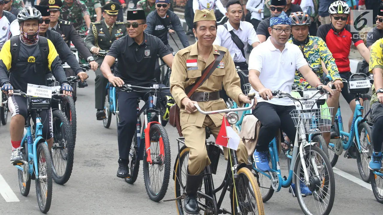 Bergaya Bung Tomo, Jokowi Keliling Bandung Naik Sepeda Ontel
