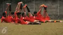Sejumlah pemain Persija melakukan peregangan otot usai latihan di NYTC, Sawangan, Depok, Senin (2/11/2015). Latihan ini persiapan jelang turnamen Piala Jenderal Sudirman, 14 November mendatang. (Liputan6.com/Helmi Fithriansyah)  