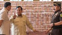 Presiden Prabowo Subianto (tengah) berbicara dengan Jaksa Agung Sanitiar Burhanuddin (kanan) dan Menteri Pertahanan Indonesia Sjafrie Sjamsoeddin di samping tumpukan uang kertas rupiah Indonesia senilai 800 juta USD di gedung Kejaksaan Agung Republik Indonesia, Jakarta, Senin 20 Oktober 2025. (BAY ISMOYO/AFP)