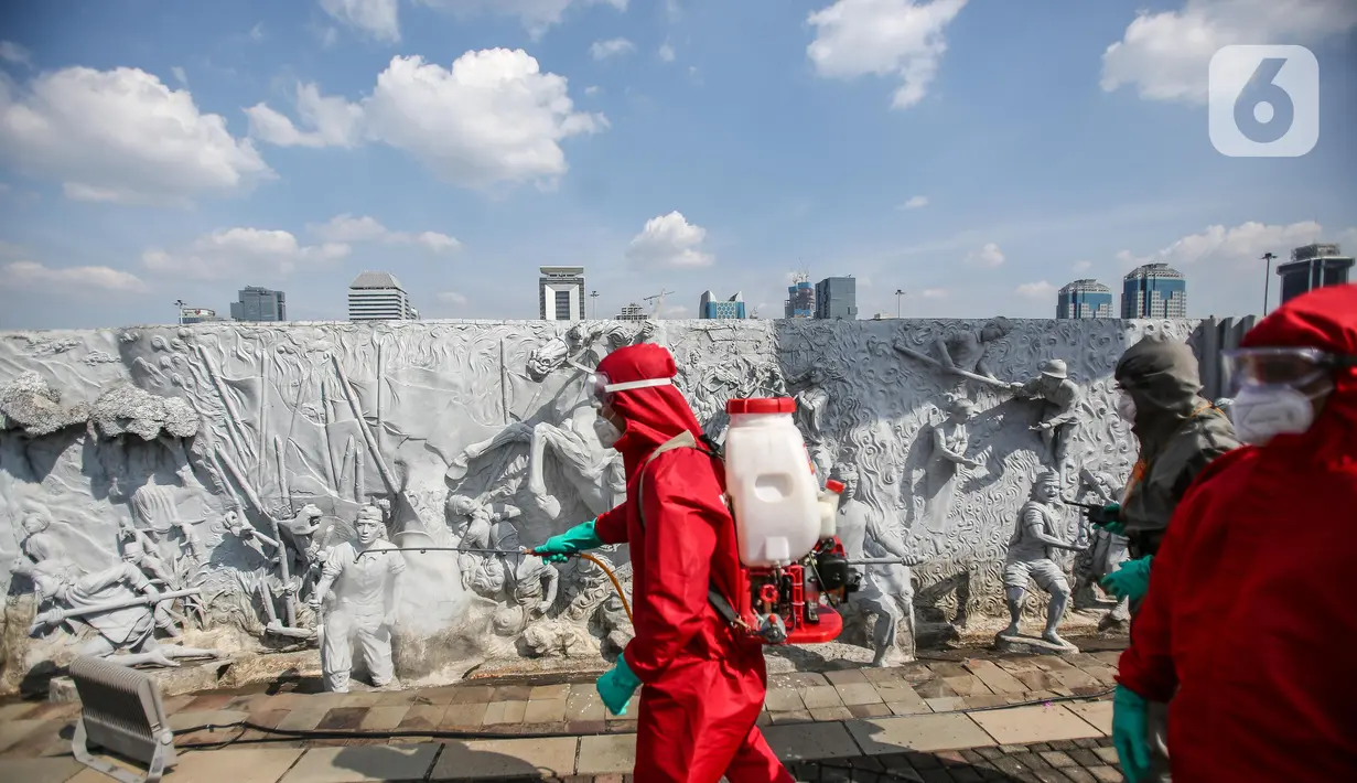 Petugas Pemadam Kebakaran menyemprotkan cairan disinfektan di lingkungan Monas, Jakarta, Rabu (17/6/2020). Penyemprotan dilakukan untuk mencegah penyebaran COVID-19 dalam rangka persiapan pembukaan kembali Monumen Nasional (Monas) pada Sabtu, 20 Juni 2020.  (Liputan6.com/Faizal Fanani)