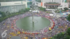 Pemandangan saat ribuan orang berkumpul memadati Bundaran HI, Jakarta, Minggu (4/12). Mereka mengikuti aksi damai 'Kita Indonesia' yang diisi dengan parade budaya Indonesia dan orasi tokoh politik nasoional Indonesia. (Liputan6.com/Angga Yuniar)