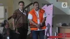 Kontraktor yang merupakan tersangka penyuap Bupati Indramayu, Carsa (kanan) tiba untuk menjalani pemeriksaan di Gedung KPK, Jakarta, Rabu (18/12/2019). Carsa diperiksa terkait dugaan korupsi suap pengaturan proyek di lingkungan Pemerintah Kabupaten Indramayu Tahun 2019. (merdeka.com/Dwi Narwoko)