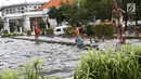 Anak-anak bermain di kolam air mancur penghias kawasan Pasar Baru, Jakarta, Selasa (29/1). Keterbatasan lahan bermain menyebabkan sebagian anak di Ibukota bermain tidak pada tempatnya, meskipun berbahaya bagi keselematan. (Liputan6.com/Immanuel Antonius)