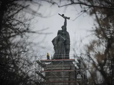 Para pekerja bersiap membongkar patung monumen Tentara Soviet di Sofia, Selasa, 12 Desember 2023. (AP Photo/Valentina Petrova)