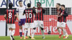 Pemain AC Milan, Franck Kessie, melakukan selebrasi usai mencetak gol penalti ke gawang Fiorentina pada laga Liga Italia di Stadion San Siro, Minggu (29/11/2020). AC Milan menang dengan skor 2-0. (AP/Luca Bruno)
