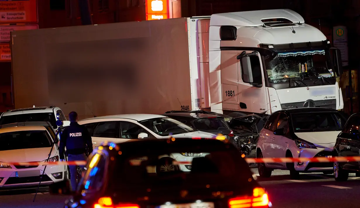 Sebuah truk curian menabrak mobil-mobil yang berhenti di lampu merah di distrik kota Limburg, Jerman, Senin (7/10/2019). Peristiwa tersebut melukai sedikitnya 17 orang, Salah satu dari mereka dikabarkan berada dalam kondisi kritis. (Photo by Sascha Ditscher / dpa / AFP)