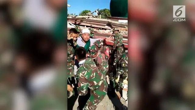 TNI terus melakukan evakuasi terhadap korban gempa lombok yang terjebak di reruntuhan bangunan.