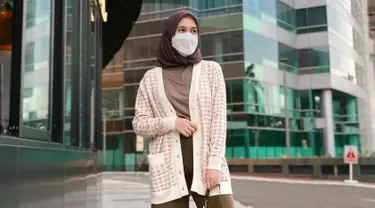 Tiga bulan pasca melahirkan, penampilan Annissa Soebandono tetap stylish bak ABG. Melalui laman Instagram pribadinya, ibu dua anak ini memang kerap mengunggah inspirasi OOTD yang bisa jadi inspirasi untuk para pengikutnya. Meski sudah dikaruniai anak, tak mengurangi pesona adik ipar Dude Harlino ini. (Liputan6.com/IG/@annissanns)