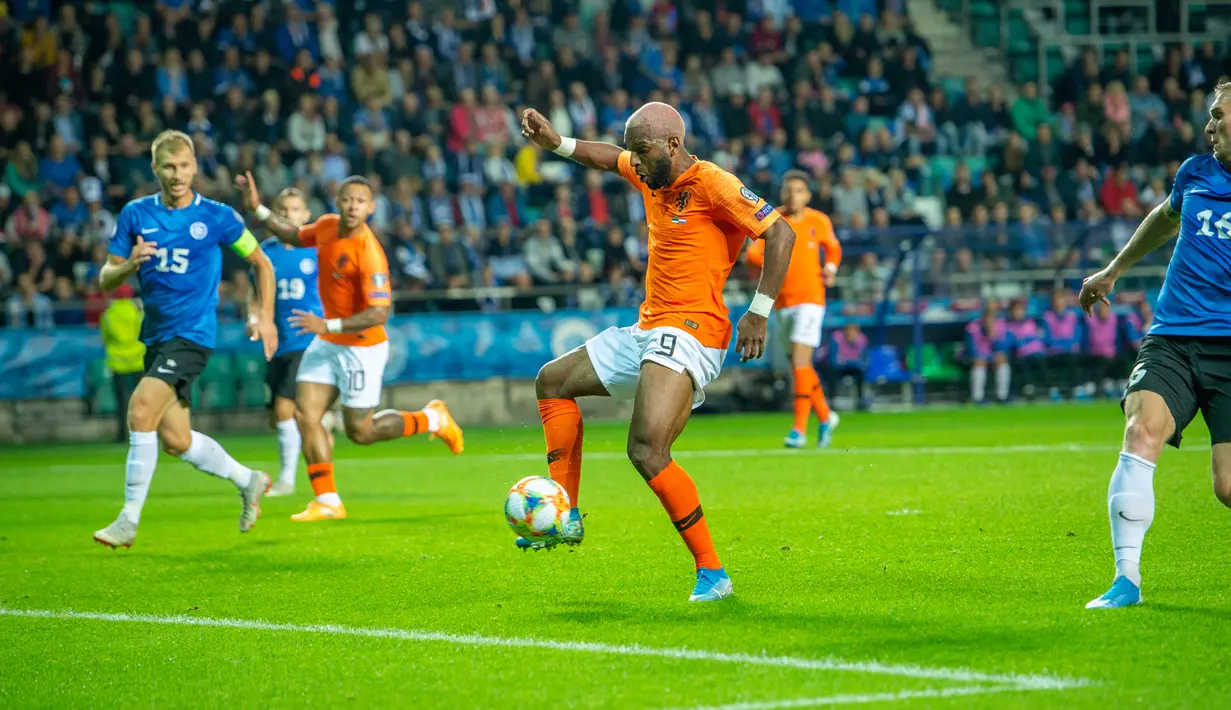 Penyerang Belanda, Ryan Babel mencetak gol ke gawang Estonia pada pertandingan kualifikasi Grup C Euro 2020, di Tallinn, Estonia, Senin (9/9/2019). Belanda mengalahkan Estonia dengan skor 4-0. (Raigo Pajula/AFP)