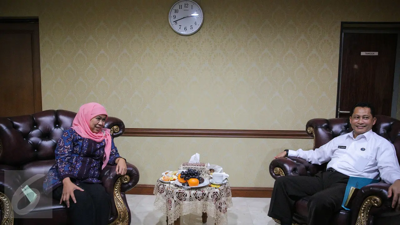 20151019-Begini Gaya Budi Waseso Saat Berdiskusi dengan Mensos Khofifah-Jakarta