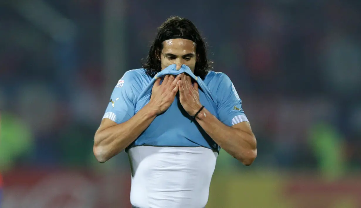 Ekspresi Edinson Cavani saat meninggalkan lapangan setelah menerima kartu merah. (AP Photo/Ricardo Mazalan)