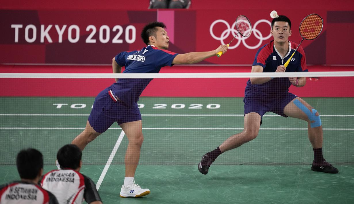 Pebulu tangkis Taiwan Lee Yang / Wang Chi-Lin saat melawan pebulu tangkis Indonesia Mohammad Ahsan / Hendra Setiawan pada pertandingan semifinal bulu tangkis ganda putra Olimpiade Tokyo 2020 di Tokyo, Jepang, Jumat (30/7/2021). Hendra / Ahsan kalah. (AP Photo/Dita Alangkara)