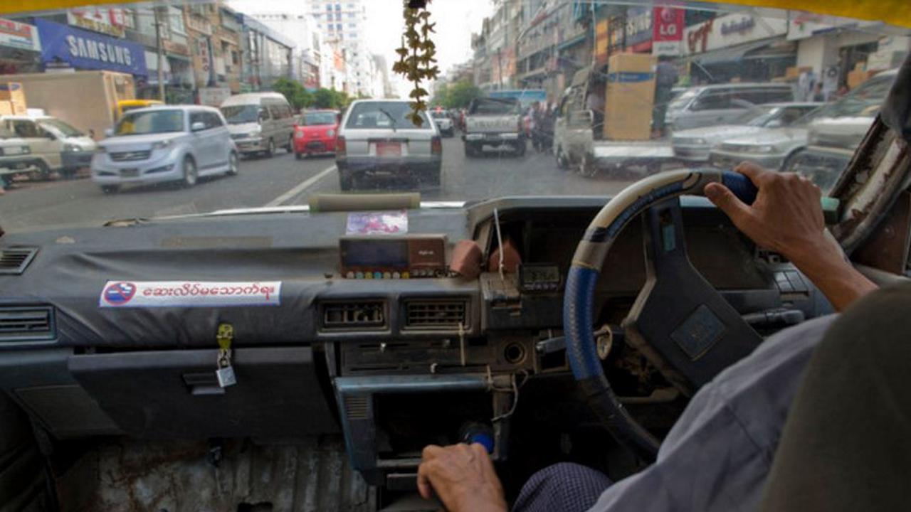 Posisi berkendara Myanmar