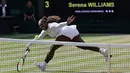 Petenis AS, Serena Williams mengembalikan bola pukulan petenis Jerman, Angelique Kerber saat bertanding pada final tunggal putri kejuaraan Tenis Wimbledon 2018 di London, (14/7). Kerber menang atas Williams 6-3,6-3. (AP Photo/Ben Curtis)