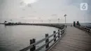 Pantai Ancol yang sepi usai ditutup antisipasi COVID-19 di Jakarta, Sabtu (14/3/2020). Selama masa penutupan, Taman Impian Jaya Ancol akan melakukan kegiatan overhaul seluruh wahana dan membersihkan fasilitas rekreasi dengan disinfektan dan pelengkap sanitasi lainnya. (Liputan6.com/Faizal Fanani)