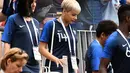 Istri Blaise Matuidi, Isabelle saat menyaksikan penampilan sang suami, Blaise Matuidi di gelaran Piala Dunia 2018 (AFP/Franck Fife)