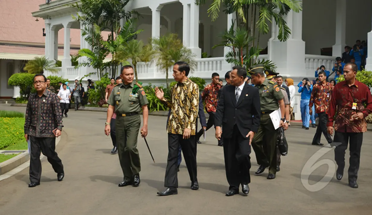 Presiden Jokowi menerima kunjungan sekitar 300 siswa-siswi dan sejumlah alumni serta tenaga pengajar dari SMA Taruna Nusantara, Jakarta, Senin (2/3/2015). (Liputan6.com/Faizal Fanani)