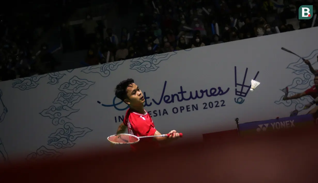Sementara dua wakil tunggal putra yang berlaga di hari pertama, Anthony Sinisuka Ginting dan Tommy Sugiarto terlibat "perang saudara" yang akhirnya dimenangi Ginting. (Bola.com/Bagaskara Lazuardi)