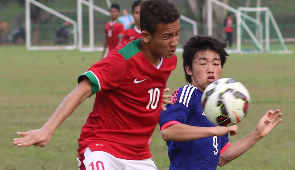 Timnas Indonesia U16, Egi Maulana, berebut bola dengan pemain Jepang U16 saat ujicoba di Lapangan Padepokan Voli Indonesia di Sentul, Bogor, Jawa Barat. Selasa (15/4). 