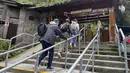 Turis mengunjungi reruntuhan Inca kuno Machu Picchu untuk pertama kalinya setelah ditutup untuk umum, di atas lembah Urubamba, Peru, Rabu (15/2/2023). Pada Januari 2023, lebih dari 300 pelancong di Andes, Peru, sempat terdampar akibat kerusuhan sipil yang membuat pihak berwenang mengevakuasi ratusan orang di Machu Picchu dan menghentikan layanan kereta yang berjalan antara lokasi dan kota Cusco. (Carolina Paucar / AFP)