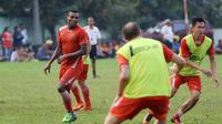 Djibril Coulibaly (kiri), Persija Jakarta. (Bola.com/Nicklas Hanoatubun)