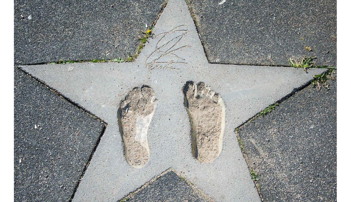 Tanda tangan dan cap kaki Zlatan Ibrahimovic pada lapangan sepak bola Zlatan di kawasan Rosengard, Malmoe, (2/5/2016). (AFP/Jonathan Nackstrand)