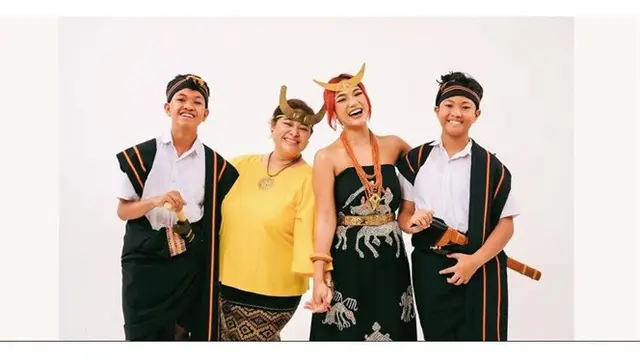 Rayakan Natal di Kupang, Ini 6 Pemotretan Marion Jola Bareng Keluarga
