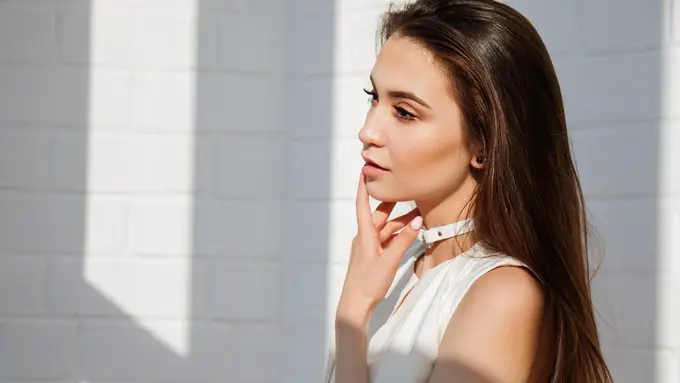 Contoh ilustrasi perempuan dengan bibir filler