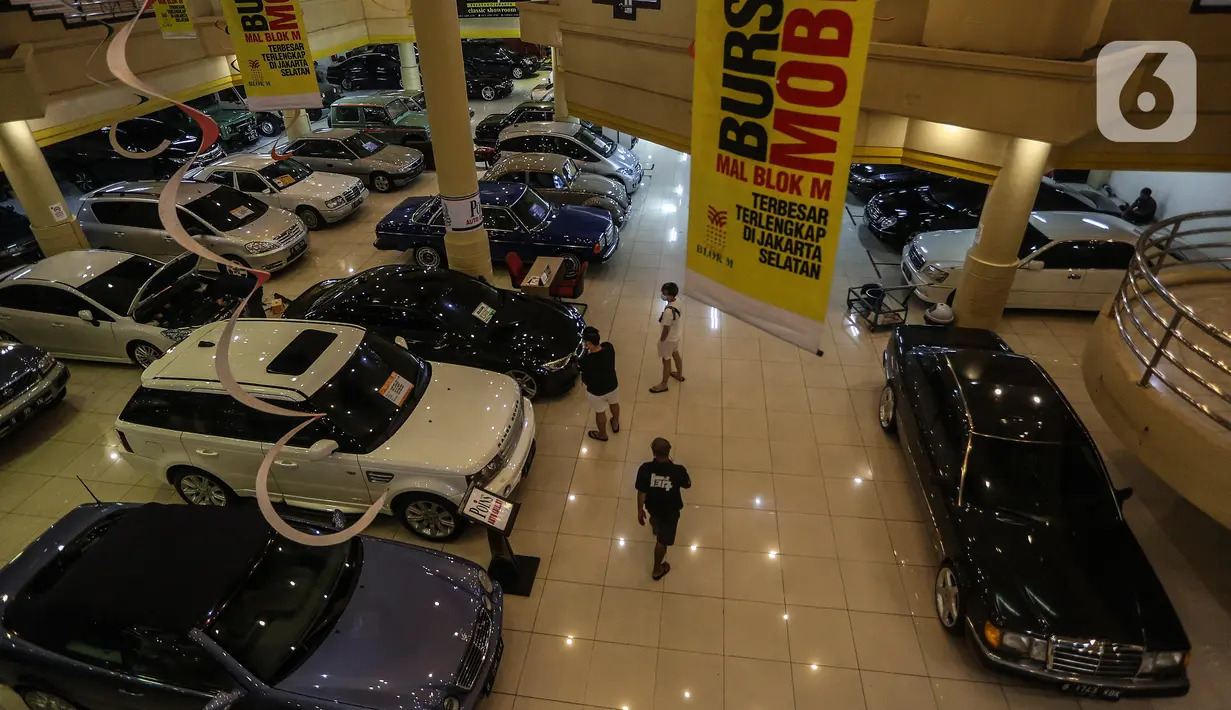 Pedagang melakukan perawatan pada mobil bekas yang dijualnya di bursa mobil bekas sebuah pusat perbelanjaan di Jakarta, Jumat (26/3/2021). Perusahaan pembiayaan dengan segmen kredit mobil bekas tak terlalu khawatir mengenai dampak kebijakan subsidi pajak mobil baru. (Liputan6.com/Johan Tallo)