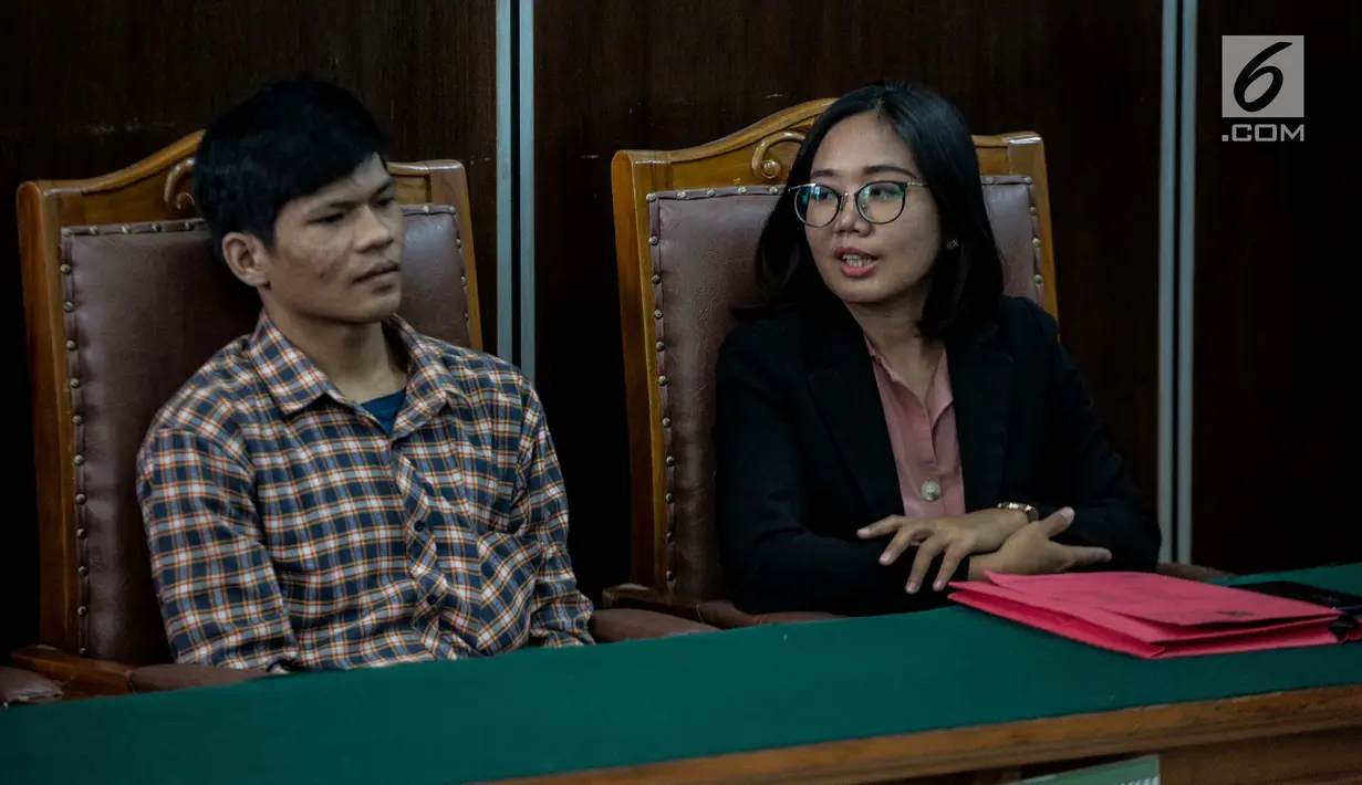 Pengamen korban salah tangkap kasus pembunuhan di Cipulir (kiri) menghadiri sidang lanjutan praperadilan di Pengadilan Negeri Jakarta Selatan, Selasa (23/7/2019). Sidang beragenda menanti jawaban dari termohon, yakni Kejati DKI, Polda Metro Jaya dan Kementerian Keuangan. (Liputan6.com/Faizal Fanani)