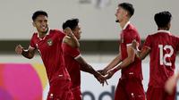 Selebrasi pemain Timnas Indonesia U-23, Marselino Ferdinan (kiri), setelah mencetak gol kedua ke gawang Timnas Chinese Taipe U-23 dalam pertandingan Grup K Kualifikasi Piala Asia U-23 2024 yang berlangsung di Stadion Manahan, Solo, Sabtu (9/9/2023). (Bola.com/Arief Bagus Prasetiyo)