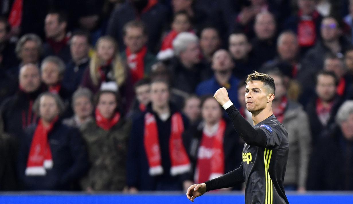 Striker Juventus, Cristiano Ronaldo, melakukan selebrasi usai membobol gawang Ajax Amsterdam pada laga Liga Champions di Stadion Johan Cruyff, Rabu (10/4). Kedua tim bermain imbang 1-1. (AP/Martin Meissner)