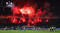 Laga panas tersaji di Grup C Piala Presiden 2022 antara tuan rumah Persib Bandung menghadapi juara BRI Liga 1 musim lalu, Bali United di Stadion Gelora Bandung Lautan Api (GBLA), Minggu (12/6/2022). Laga yang sempat terhenti akibat adanya suar dari tribun penonton ini berakhir imbang 1-1. Gol Bali United dicetak oleh eks Persija, Novri Setiawan di menit ke-4, sementara Persib baru bisa menyamakan skor di menit ke-79 via David da Silva. (Bola.com/Bagaskara Lazuardi)