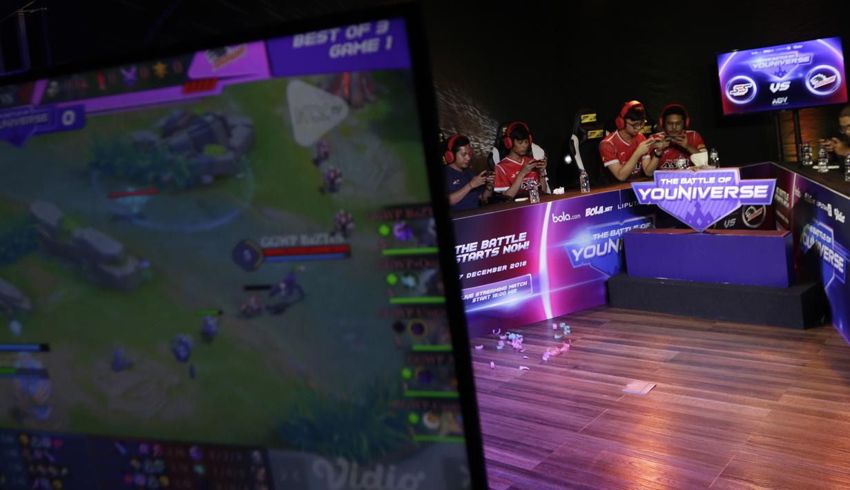 Suasana pertandingan antara tim Arena of Valor (AOV), GGWP, melawan SES pada laga The Battle of Youniverse di KLY Lounge, Jakarta, Jumat (7/12). GGWP berhasil mengalahkan SES. (Bola.com/Vitalis Yogi Trisna)