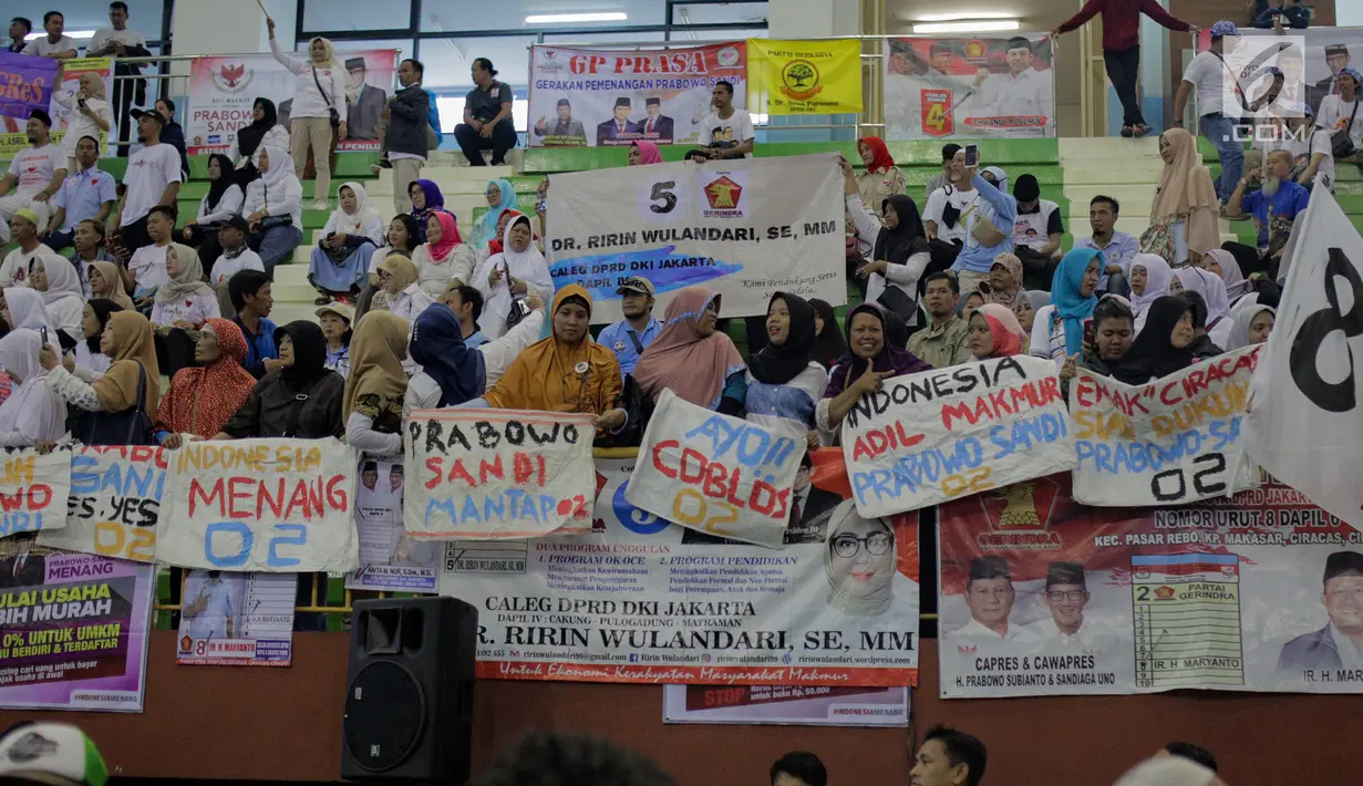Para pendukung memenuhi lokasi kampanye terbuka Calon Wakil Presiden nomor urut 02 Sandiaga Uno di Gelanggang Remaja Jakarta Utara, Senin (25/3). Sandiaga mengajak seluruh simpatisan untuk memenangkan dirinya serta Prabowo Subianto dalam Pemilu pada April 2019. (Liputan6.com/Faizal Fanani)
