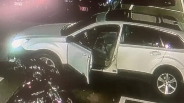 Polisi Lewiston telah merilis gambar sebuah mobil yang mereka yakini bemper depannya dicat hitam, meminta siapa pun yang melihat kendaraan diduga milik pelaku penembakan tersebut untuk menghubungi polisi. (Departemen Kepolisian Lewiston Maine)