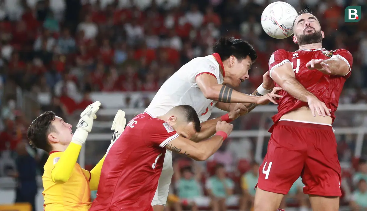 <p>Pemain Timnas Indonesia, Jordi Amat duel udara dengan bek Vietnam, Doan Van Hau dalam laga leg pertama babak semifinal Piala AFF 2022 di Stadion Utama Gelora Bung Karno (SUGBK), Jumat (6/1/2023) sore WIB. (Bola.com/M Iqbal Ichsan)</p>