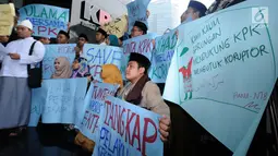 Perwakilan dari peserta PPWK Lakpesdam-PBNU melakukan aksi dukungan di Gedung KPK, Jakarta, Kamis (12/10). Dalam pernyataan sikapnya, mereka mengutuk pelaku kekerasan yang menghambat kerja-kerja KPK. (Liputan6.com/Helmi Fithriansyah)