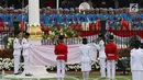Pasukan Pengibar Bendera Pusaka (Paskibraka) bersama Pasukan Pengamanan Presiden (Paspampres) melipat Bendera Merah Putih pada Upacara Penurunan Bendera HUT ke-71 Kemerdekaan RI di Istana Merdeka, Jakarta, Kamis (17/8). (Liputan6.com/Pool)
