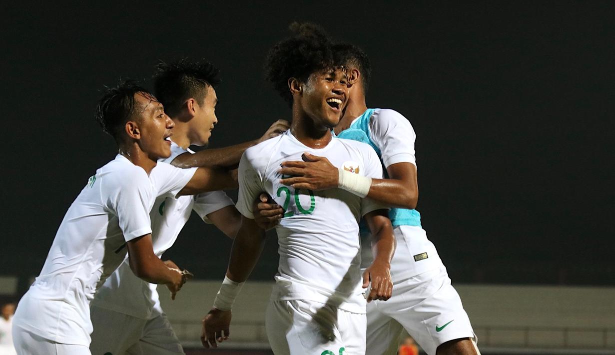 Para pemain Timnas Indonesia U-19 merayakan selebrasi setelah Bagas Kaffa ke gawang China U-19 pada laga ujicoba di Stadion I Wayab Dipta, Bali, Minggu (20/10). Indonesia kalah 1-3 dari China. (Bola.com/Aditya Wany)