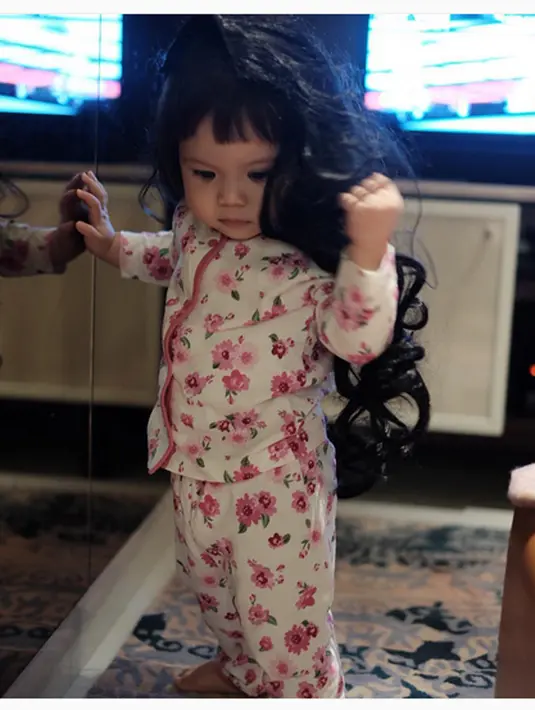 Mengenakan piyama dan wig pajang ikal terlihat lucu. Banyak nitizen yang gemas dengan foto Gempi. (Instagram/@gisel_la)