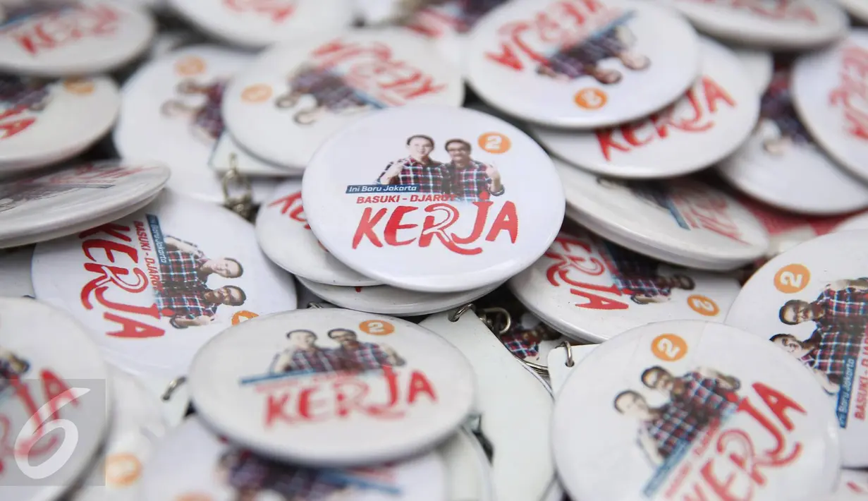 Pin bergambar Ahok-Djarot yang dijajakan pedagang di Rumah Lembang, Jakarta, Senin (28/11). Pedagang atribut kampanye pasangan Ahok-Djarot disediakan tempat khusus berjualan di halaman belakang Rumah Lembang. (Liputan6.com/Immanuel Antonius)