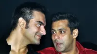 Salman Khan dan Arbaaz Khan (The Huffington Post India)