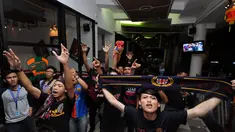Komunitas suporter klub sepak bola asal Spanyol, Barcelona menggelar acara nonton bareng laga "Blaurgrana" kontra Malaga di Pasar Festival, Jakarta, (21/2/2015). (Liputan6.com/Helmi Fithriansyah)