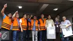 Tujuh tahanan KPK yang memiliki hak suara untuk Pilkada DKI Jakarta berfoto bersama usai menggunakan hak suaranya di TPS 19 Kelurahan Karet (khusus), di Gedung KPK, Jakarta, Rabu (15/2). (Liputan6.com/Helmi Affandi)