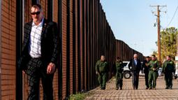 Presiden Amerika Serikat Joe Biden berbicara dengan petugas Patroli Perbatasan AS saat mereka berjalan di sepanjang perbatasan AS-Meksiko di El Paso Texas, AS, 8 Januari 2023. Biden menghabiskan beberapa jam dalam kunjungannya ke tempat yang saat ini menjadi koridor terbesar untuk penyeberangan ilegal tersebut. (AP Photo/Andrew Harnik)