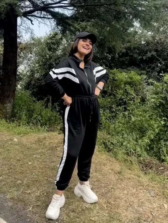 Baju olahraga serba hitam tersebut pun dipadukan dengan sneakers putih. Meski sudah 25 tahun silam menjadi lawan main Shah Rukh Khan, namun Kajol tetap terlihat awet muda.  [@kajol]